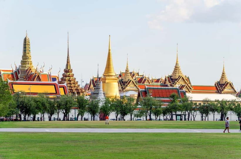 Bangkok: Grand Palace, Wat Pho, and Wat Arun Guided Tour - Crossing the Chao Phraya to Wat Arun