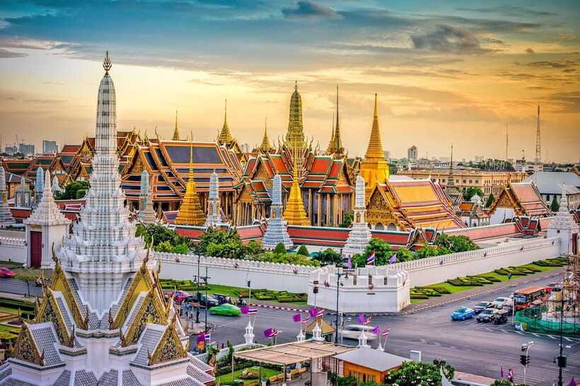 Bangkok: Grand Palace, Wat Pho, and Wat Arun Guided Tour - Heat, crowds, and the walking reality