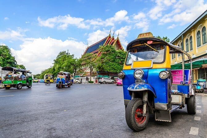 Bangkok: Grand Palace & Wat Pho Half-Day Japanese Tour - Grand Palace and Wat Phra Kaew: Bangkok’s royal showpiece