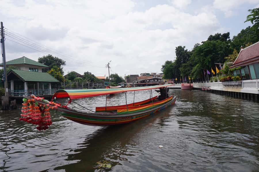 Bangkok: Grand Palace, Wat Pho & Long Tail Boat Tour - Walking through Wat Pho