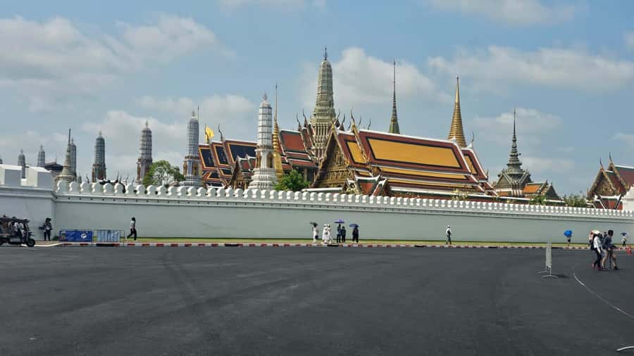 Bangkok: Grand Palace, Wat Pho & Long Tail Boat Tour - Who should book this experience