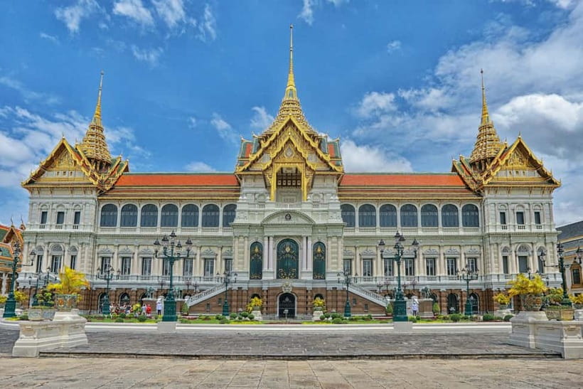 Bangkok: Grand Palace, Wat Pho, Wat Arun Sacred & Local Tour - Wat Phra Kaew and the Grand Palace