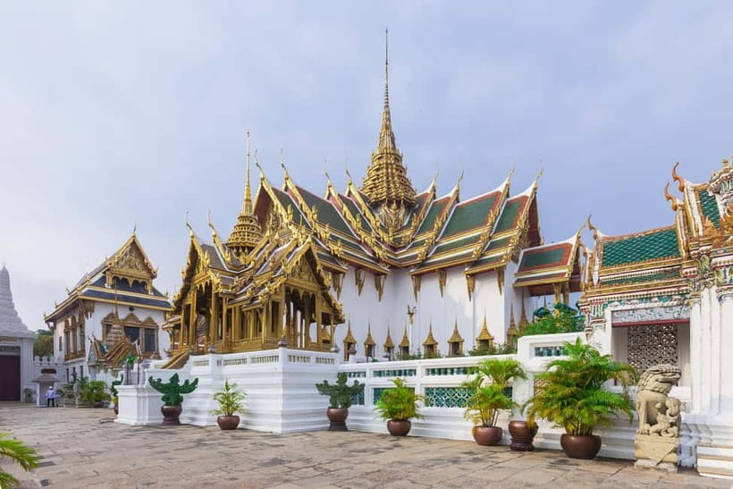 Bangkok: Grand Palace, Wat Pho, Wat Arun Sacred & Local Tour - Guides, group pace, and the human side