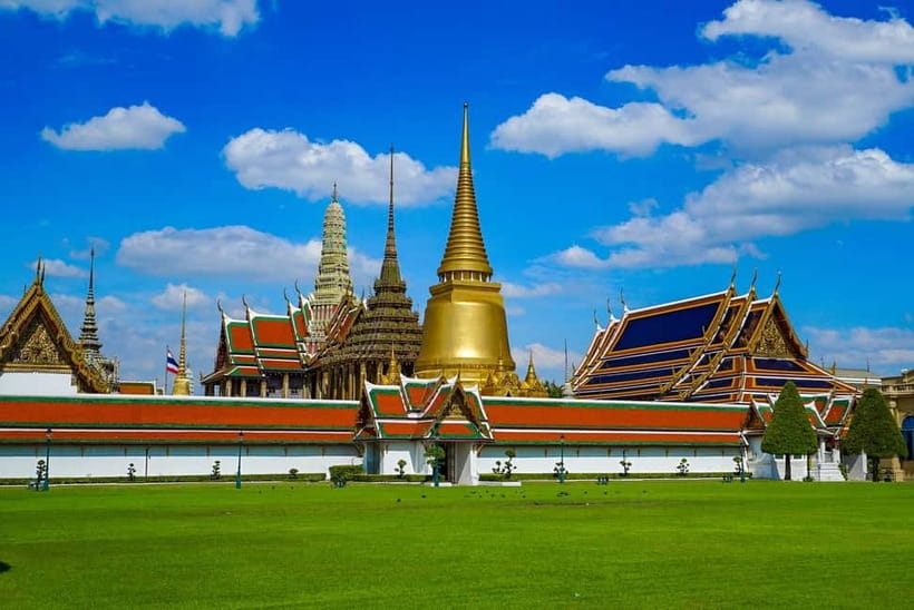 Bangkok: Grand Palace, Wat Pho, Wat Arun Sacred & Local Tour - Starting at the river and reaching the old city