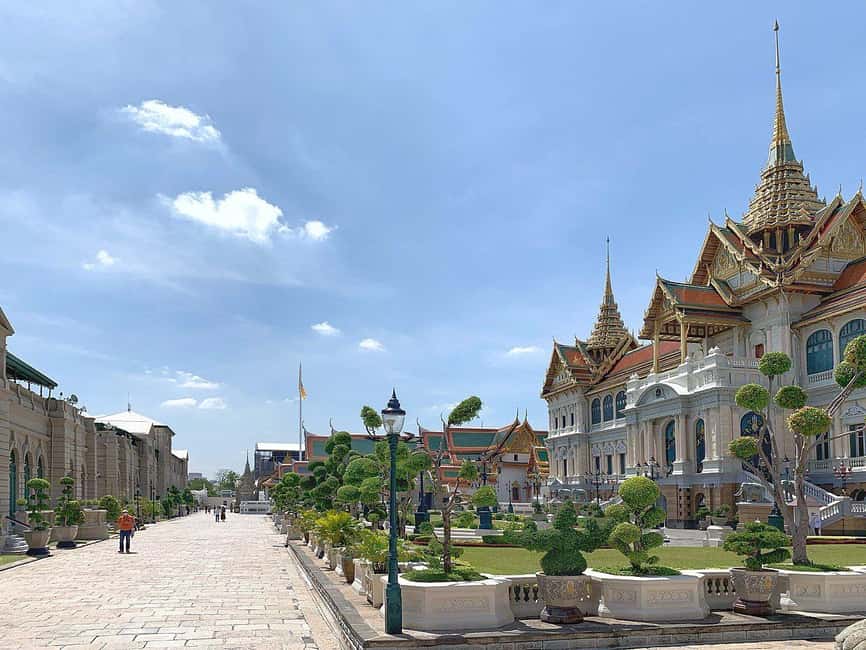 Bangkok: Grand Palace, Wat Pho & Wat Arun Tour in Italian - Crossing the Chao Phraya from Sathorn Pier