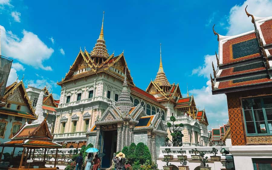 Bangkok: Grand Palace, Wat Pho, & Wat Arun Walking Tour - Wat Phra Kaew and the Grand Palace, about two hours