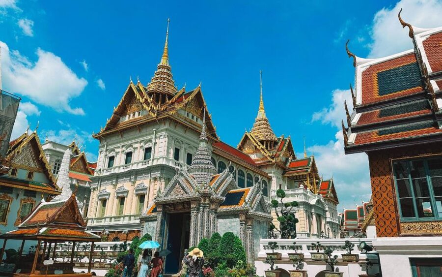 Bangkok: Grand Palace, Wat Pho, & Wat Arun Walking Tour - How the guides shape the day