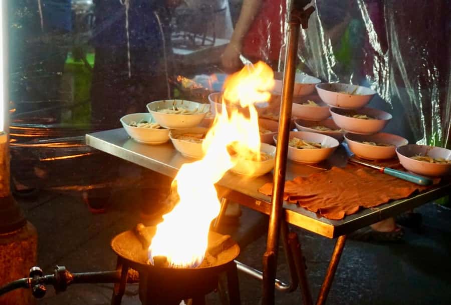 Bangkok: Highlights with Food Tour & Sunset in Wat Arun - Chinatown, where the evening turns into dinner