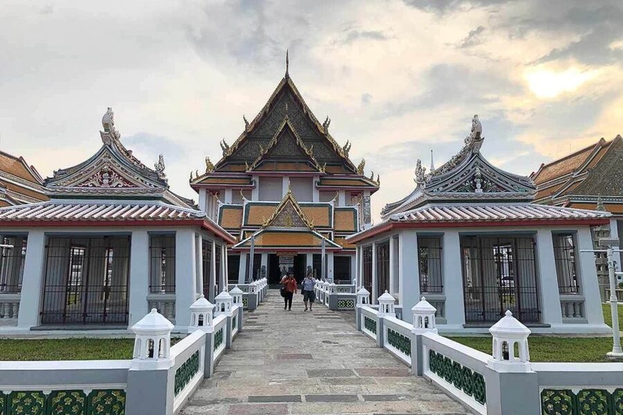 Bangkok: Historical Temples Tour & Hidden Bar at Sunset - Wat Kalayanamitr and the large seated Buddha