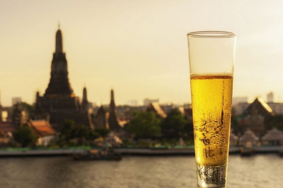 Bangkok: Historical Temples Tour & Hidden Bar at Sunset - Wat Arun after the busiest hours