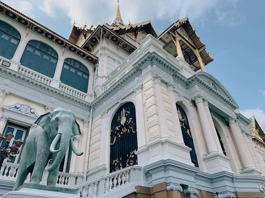 Bangkok: Iconic Temples Private Tour - Wat Arun and its white porcelain towers