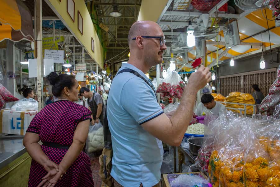 Bangkok: Markets, Temples and Food Night Tour by Tuk Tuk - The Flower Market when the city is still working