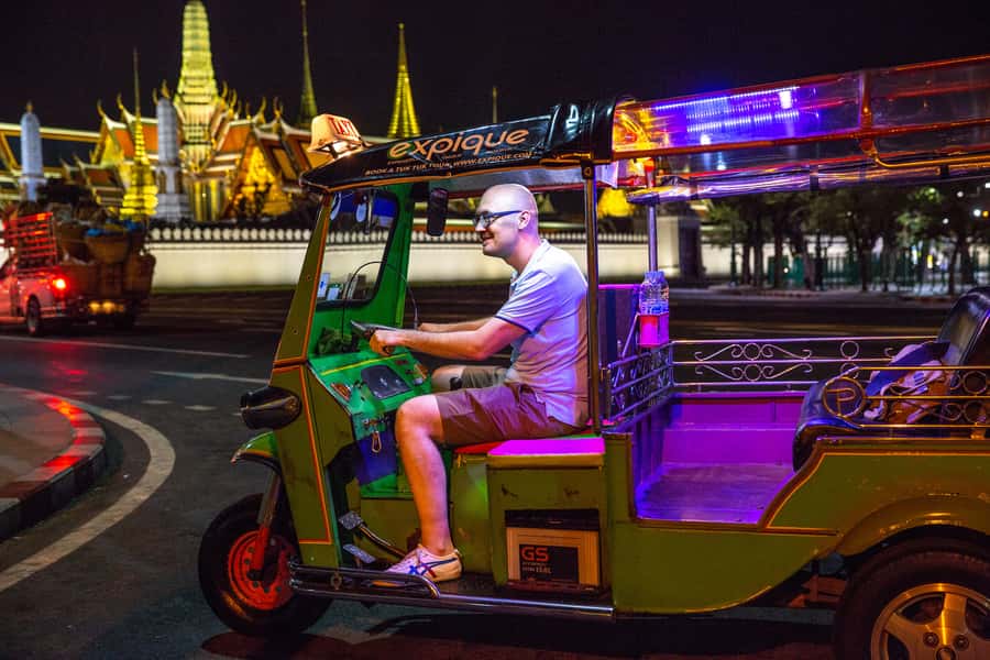 Bangkok: Markets, Temples and Food Night Tour by Tuk Tuk - Market snacks and a serious pad Thai stop