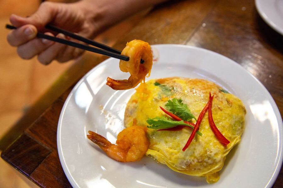 Bangkok: Markets, Temples and Food Night Tour by Tuk Tuk - Guides, drivers, and the feel of the evening