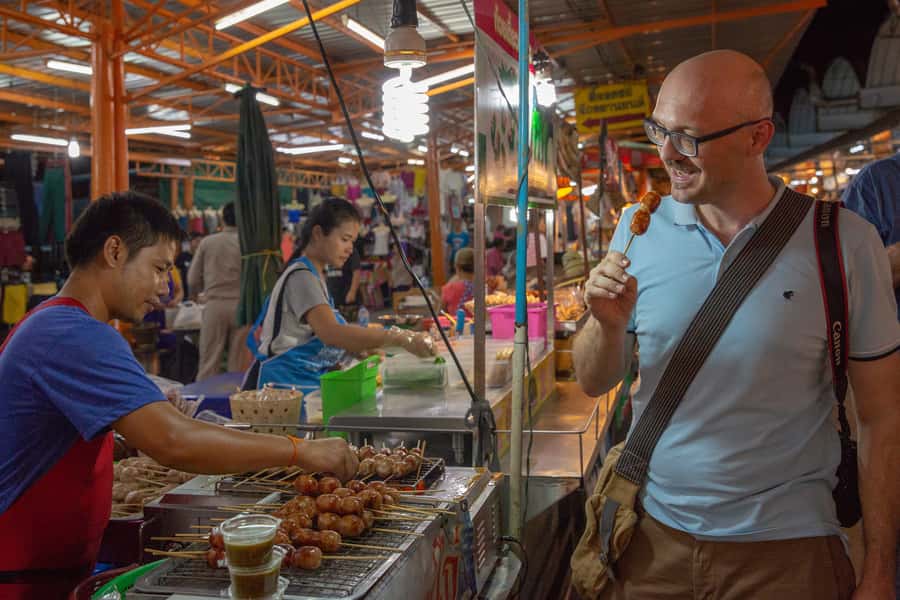 Bangkok: Markets, Temples and Food Night Tour by Tuk Tuk - Wat Prayoon after the daytime crowds