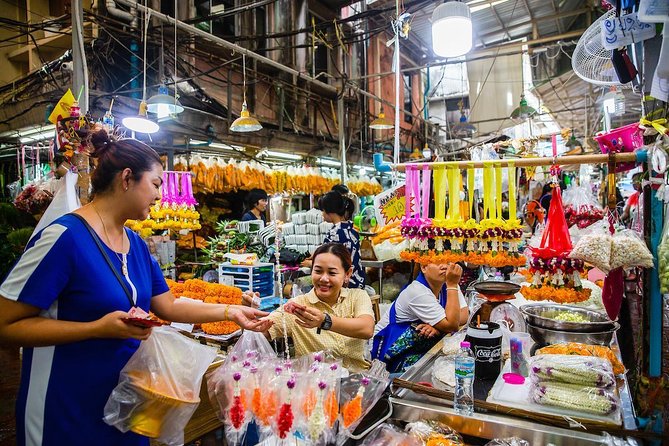 Bangkok: Night Bike Tour with Temples & Flower Market Visit - Key points at a glance