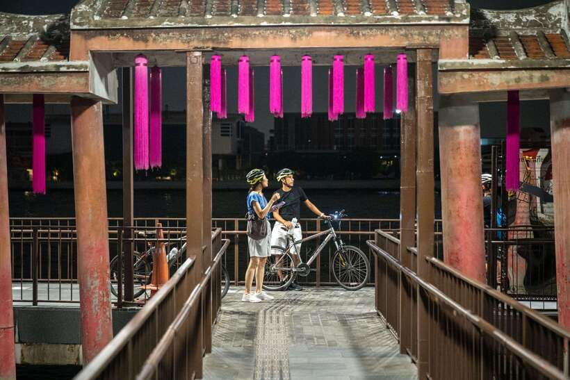 Bangkok: Night Bike Tour with Temples & Flower Market Visit - The Giant Swing makes a strong finish
