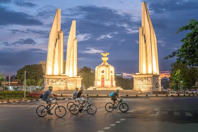 Bangkok: Night Bike Tour with Temples & Flower Market Visit - Starting near Sam Yot and fitting the bikes