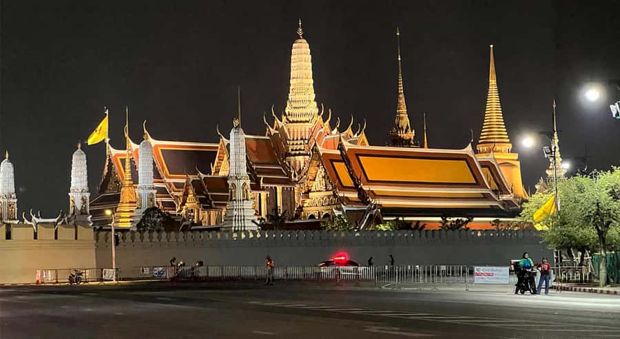 Bangkok Night Tour: Food, Temple & Tuk-Tuk - Chinatown’s Lights, Food, and Dessert