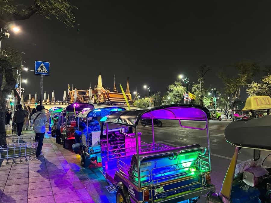 Bangkok Night Tour: Food, Temple & Tuk-Tuk - The Guides Make the Difference