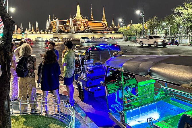 Bangkok Night Tour: Food, Temple & Tuk-Tuk - Local Snacks Along Itsaraphap Road