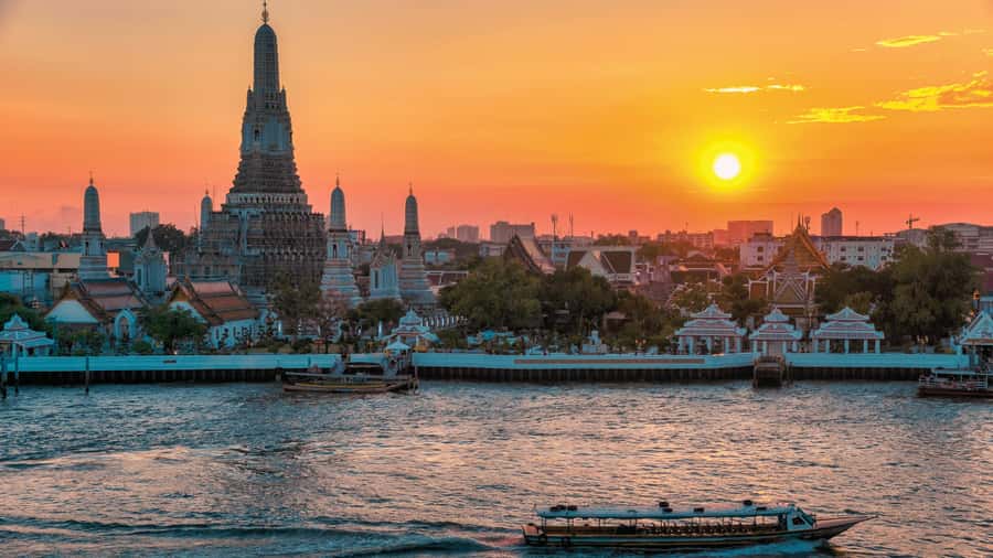 Bangkok: Private Tour Grand Palace, Wat Pho, and Wat Arun - Practical preparation for a hot temple day
