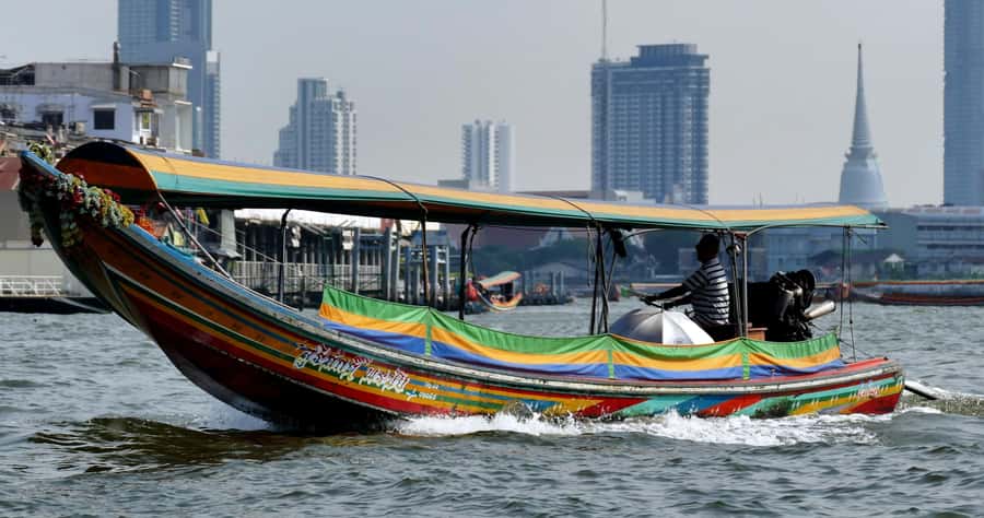 Bangkok: Private Wat Phra Kaew, Wat Pho & Wat Arun Tour - Crossing the Chao Phraya River