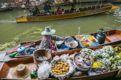 Railway and Floating Market Tour with Dragon Temple