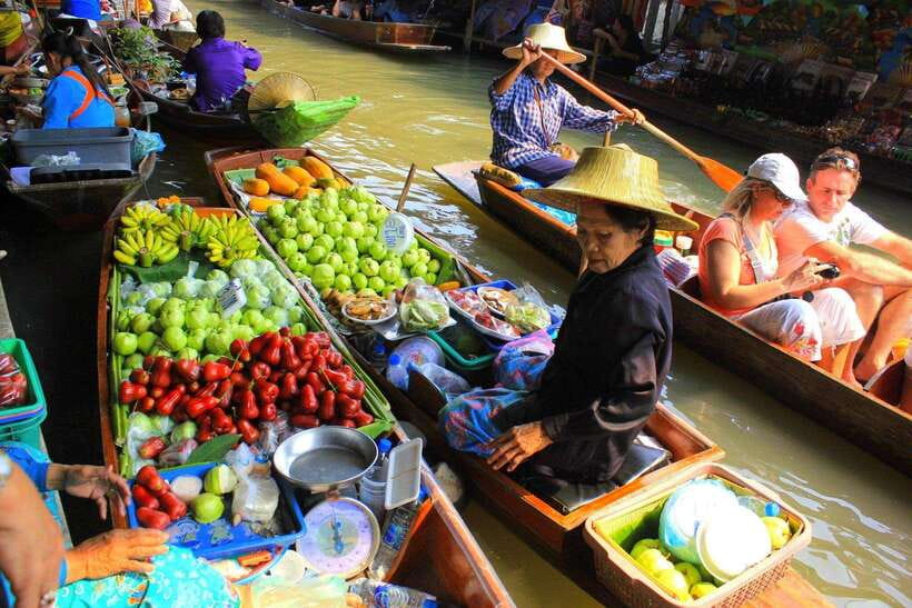 Bangkok: Railway and Floating Market Tour with Dragon Temple - Transport, traffic, and the real pace of the day