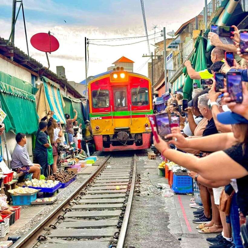 Bangkok: Railway and Floating Market Tour with Dragon Temple - Who should book this experience?