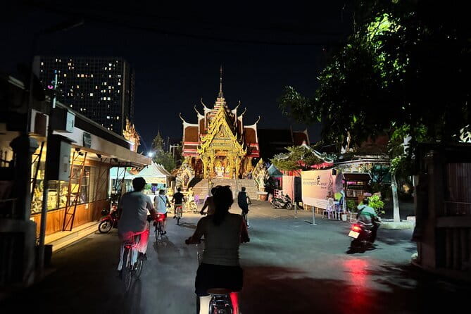 Bangkok Thonburi Backstreets and 3 Peaceful Temple Bike Tour - A drink break and Railway Track Poon Poon
