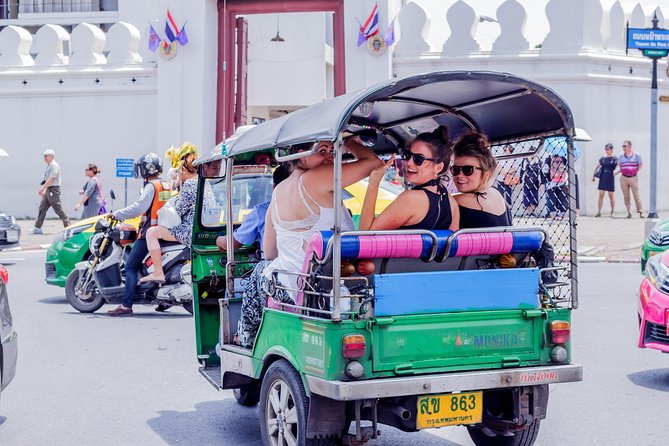Bangkok Tuk Tuk Walk & Temple Tour With Wat Pho, Arun & Traimit - One hour through Khlong Dan