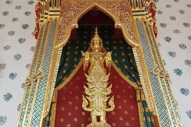 Bangkok Two Temple Tour: Wat Pho, Emerald Buddha & Grand Palace - What the guide adds to the visit