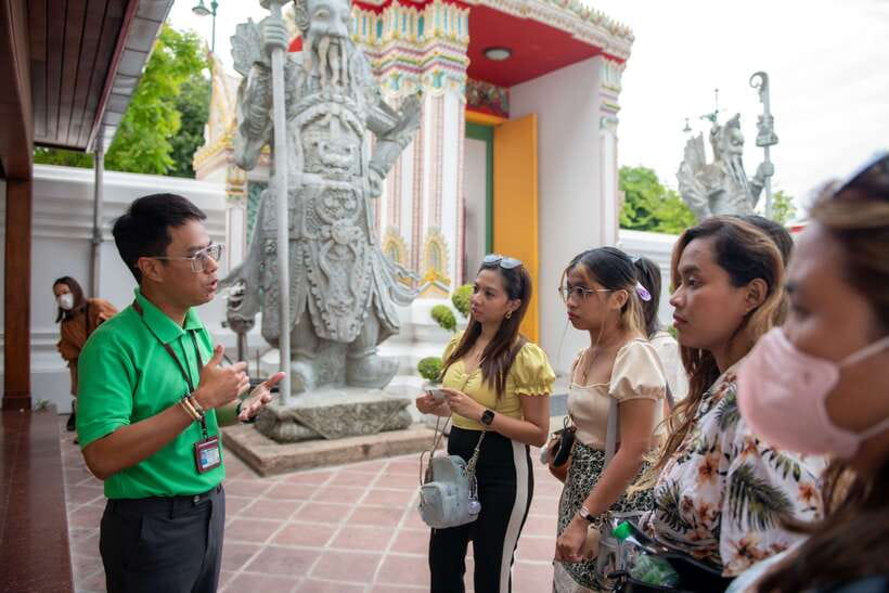 Bangkok: Wat Pho and Wat Arun Guided Walking Tour - How good are the guides?