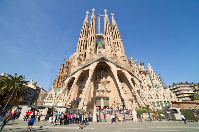 Barcelona Highlights Tour and Montserrat Monastery with Hotel Pick-up - Gaudi’s Barcelona comes in quick but useful glimpses
