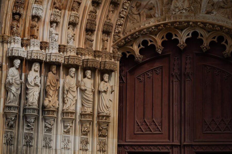 Batalha: A Local's Guided Tour of the Batalha Monastery - Meeting at the statue of D. Nuno Álvares Pereira