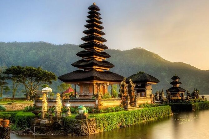 Beratan , lake side temple tour , all inclusive - Ulun Danu Beratan and the lake setting