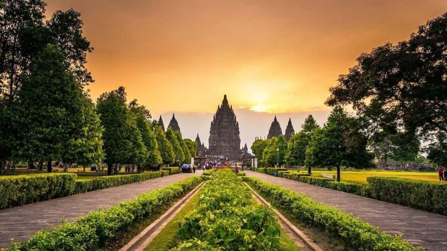 Borobudur &Prambanan Temple Tour Guaranteed Climb to the top - Who will enjoy this temple day most?