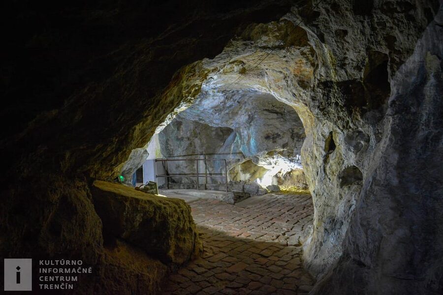 Bratislava/Slovakia: Trencin Castle, Piestany Spa, Monastery - The optional thermal stop in Trenčianske Teplice
