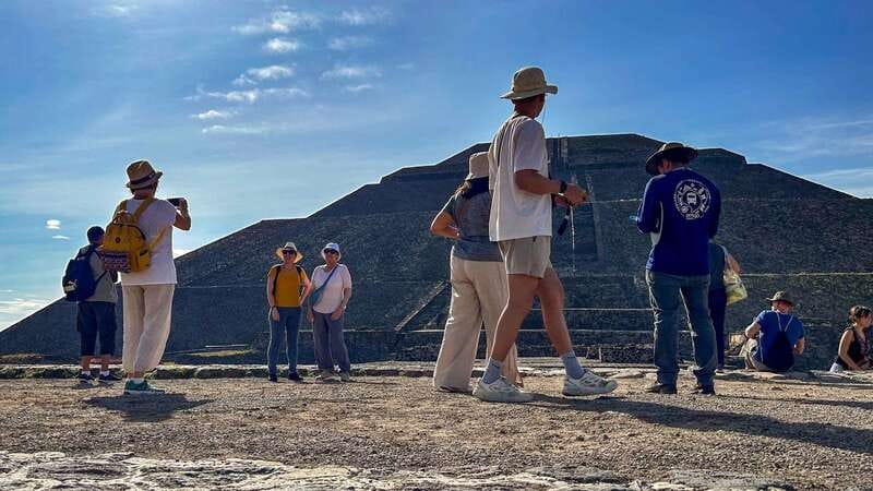 CDMX: Teotihuacan Pyramids & Guadalupe Shrine Guided Tour - The craft market and tequila tasting stop