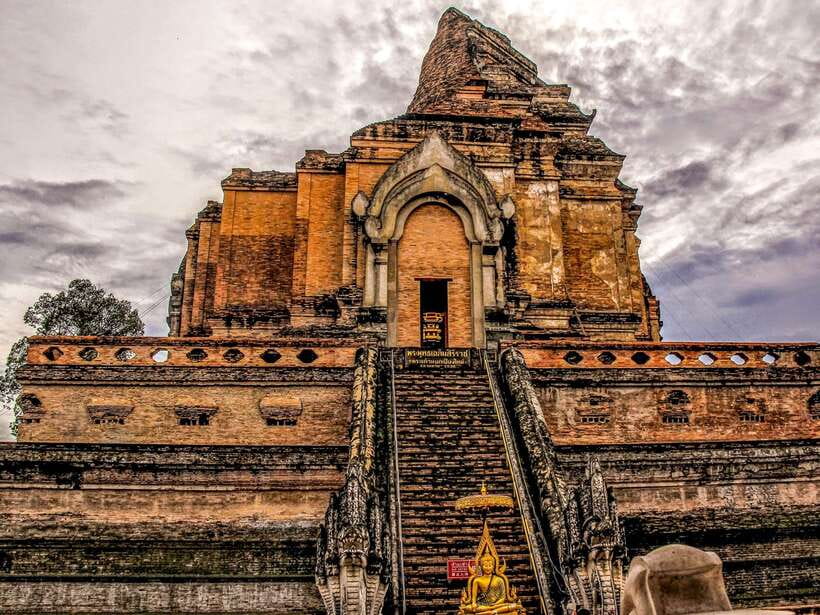 Chiang Mai: 3 Hour Old City and Temples Guided Walking Tour - The small scale of Wat Phan Tao
