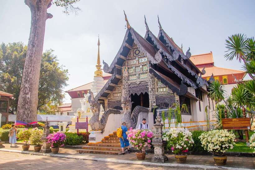 Chiang Mai: 3 Hour Old City and Temples Guided Walking Tour - Heat, walking, and temple etiquette