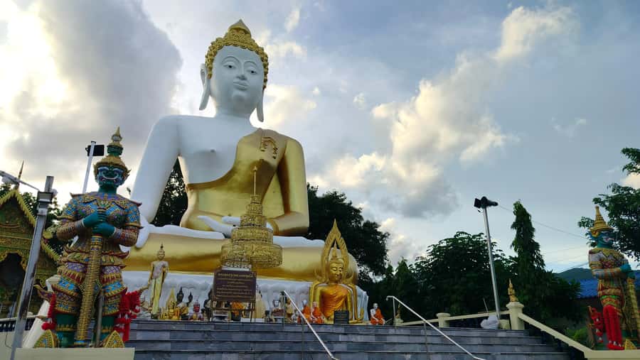 Chiang Mai: Bamboo Rafting and Wat Phra That Doi Kham - A quieter hour at Wat Phra That Doi Kham