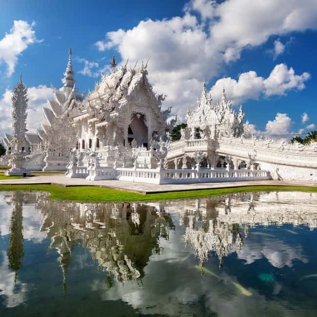 Chiang Mai: Chiang Rai Famous Temples & Hot Springs Day Trip - Lunch at Lanmanee Food Court