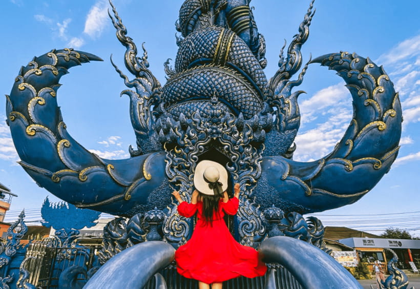 Chiang Mai: Chiang Rai White, Blue, Red Temples & Long Neck - Long Neck Village adds a more complicated stop