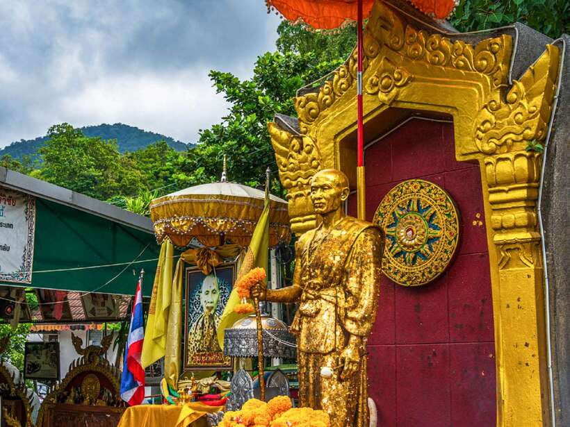 Chiang Mai: Doi Suthep, Wat Umong, and Pha Lat Sunrise Tour - Walking through the forest to Wat Pha Lat