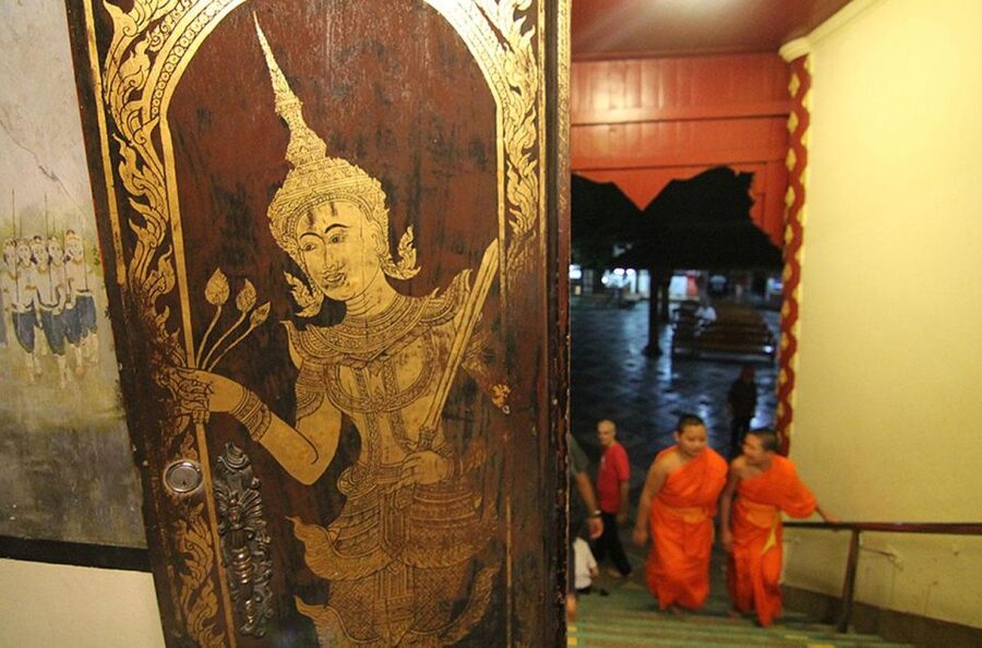 Chiang Mai: Doi Suthep & Wat Umong Twilight Tour with Pickup - Chiang Mai beneath the stars