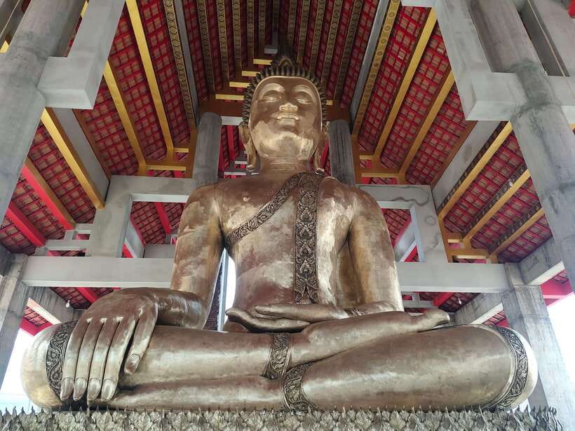 Chiang Mai: Elephants, Sticky Waterfalls, Market and Temple - Guides, transport, and the rhythm of the day