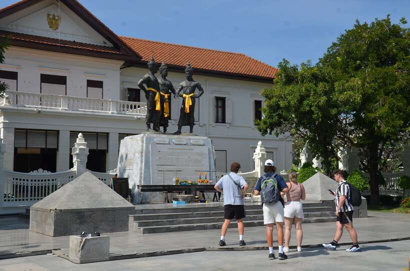 Chiang Mai: Historic Temples and City Guided Walking Tour - Wat Chedi Luang finishes with Chiang Mai’s great ruin