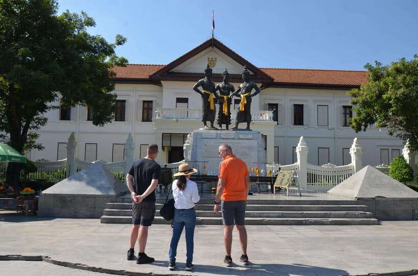 Chiang Mai: Historic Temples and City Guided Walking Tour - The guides make the difference